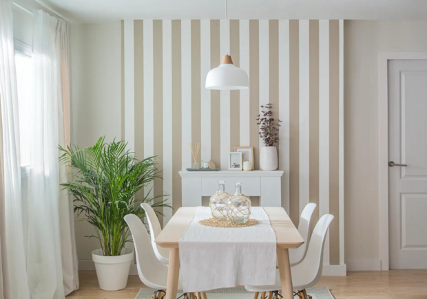 taupe/wit linnenweefsel streep vinyl op vlies1